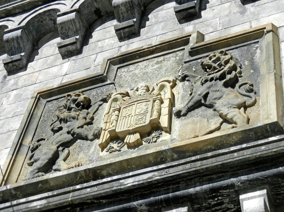 Blason en tête de l'entrée